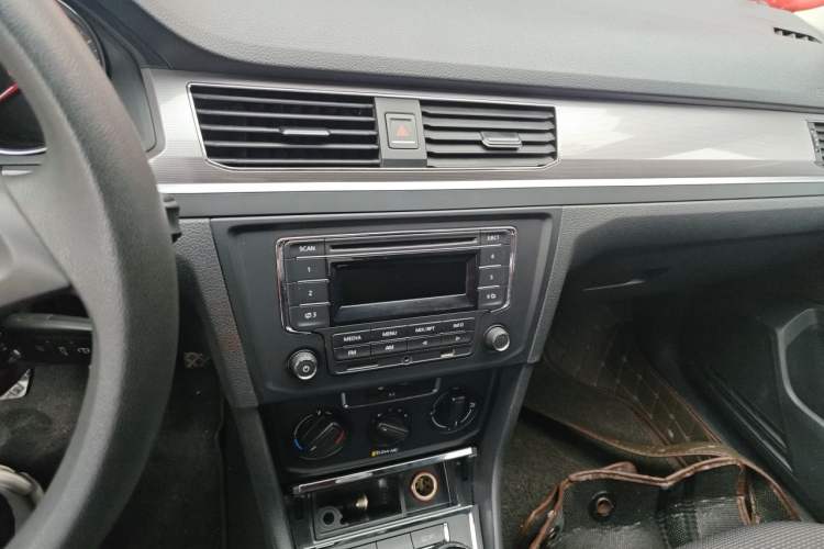 Used Volkswagen Bora 2018 1.5L Manual Fashion Model Audio And AC Panel