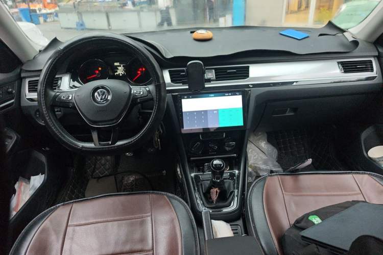 Used Volkswagen Bora 2018 1.5L Manual Comfort Model Center Console