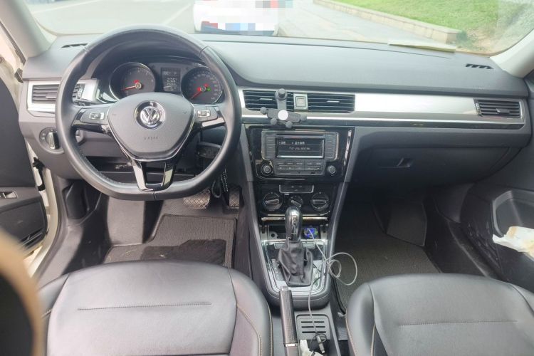 Used Volkswagen Bora 2018 1.5L Automatic Comfort Model Center Console