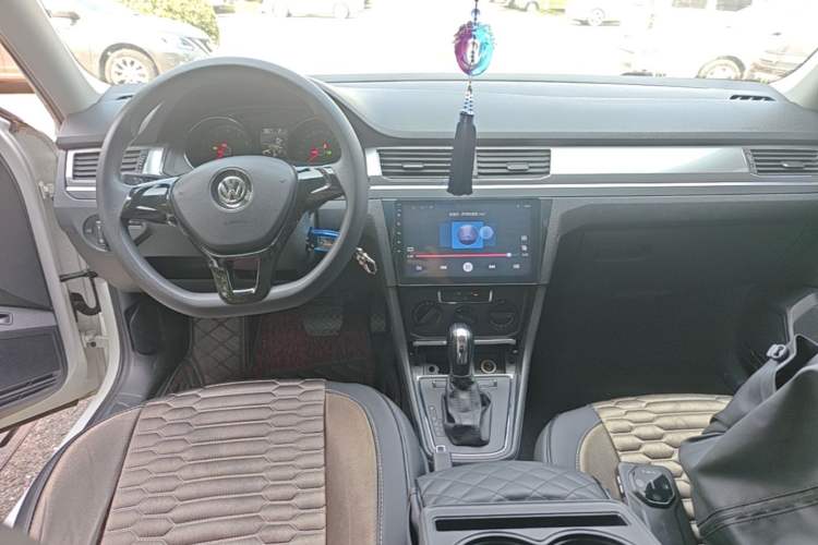 Used Volkswagen Bora 2018 1.5L Automatic Fashion Model Center Console