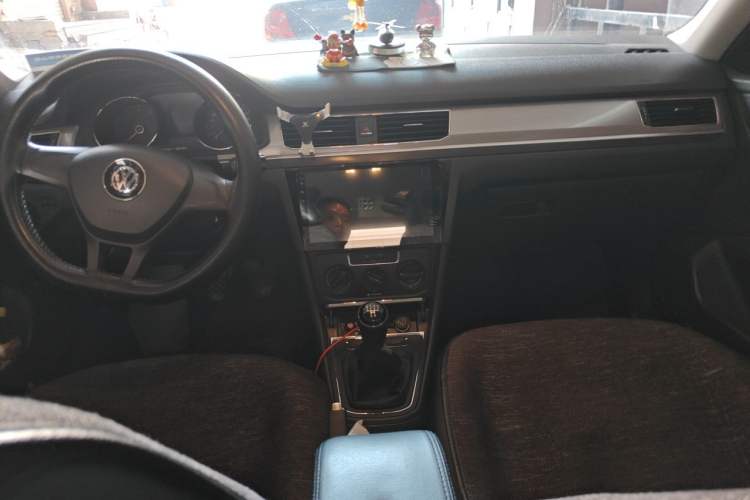 Used Volkswagen Bora 2018 1.5L Manual Fashion Model Center Console