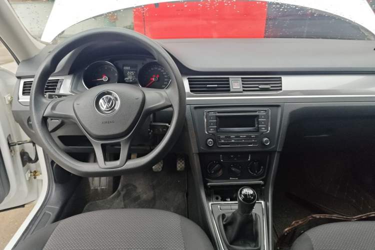 Used Volkswagen Bora 2018 1.5L Manual Fashion Model Center Console