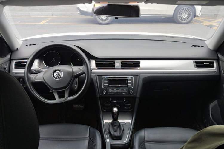 Used Volkswagen Bora 2018 1.5L Automatic Fashion Model Center Console