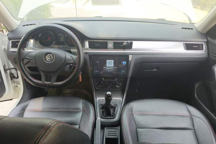 Used Volkswagen Bora 2018 1.5L Manual Fashion Model Center Console