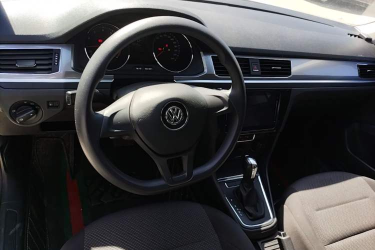 Used Volkswagen Bora 2018 1.5L Automatic Fashion Model Center Console