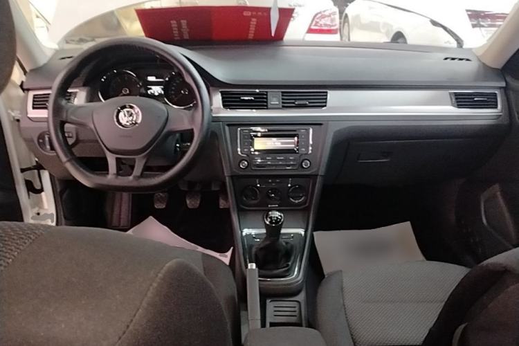 Used Volkswagen Bora 2018 1.5L Manual Fashion Model Center Console