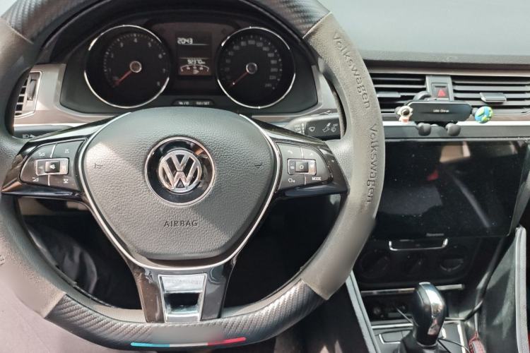 Used Volkswagen Bora 2018 1.5L Automatic Fashion Model Center Console