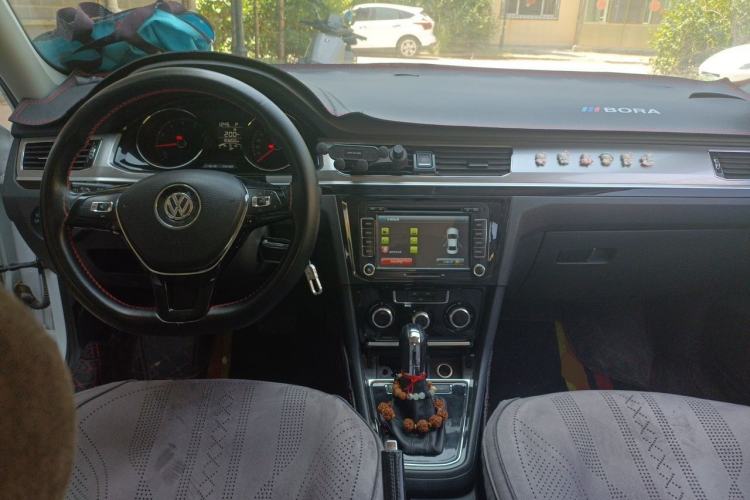 Used Volkswagen Bora 2018 1.5L Automatic Comfort Model Center Console