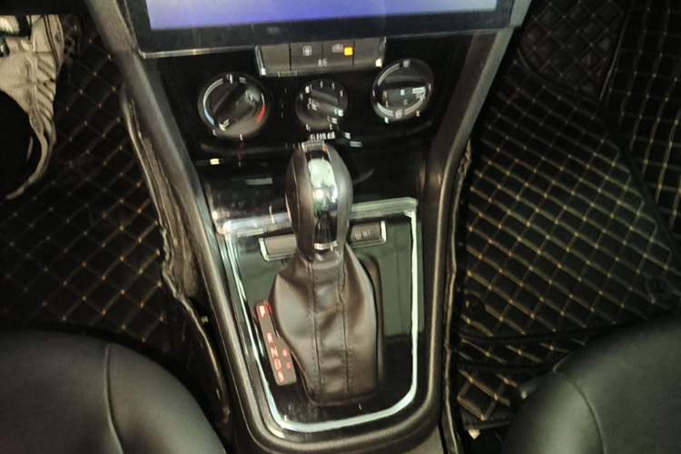 Used Volkswagen Bora 2018 1.5L Automatic Comfort Model Gear Lever