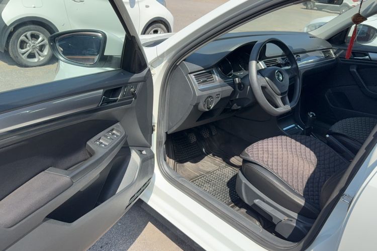 Used Volkswagen Bora 2018 1.5L Manual Fashion Model Interior 3