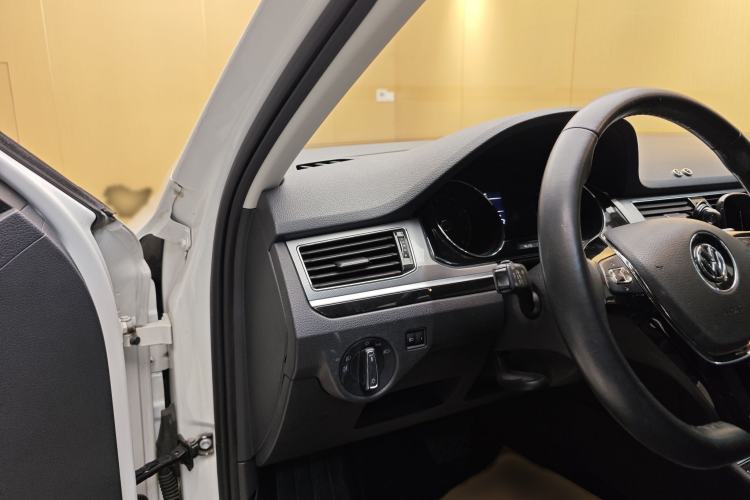 Used Volkswagen Bora 2018 1.5L Automatic Comfort Model Interior 9