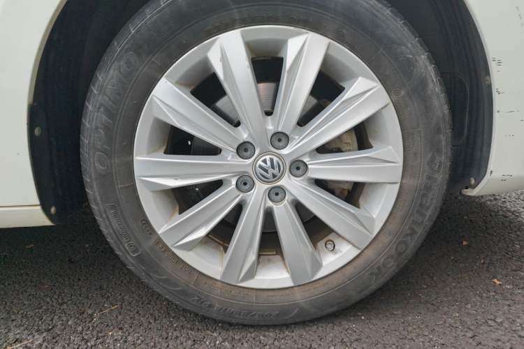 Used Volkswagen Bora 2018 1.5L Automatic Comfort Model Right Front Wheel Hub
