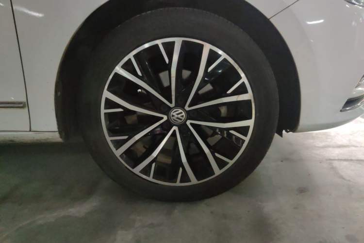 Used Volkswagen Bora 2018 1.5L Automatic Comfort Model Right Front Wheel Hub