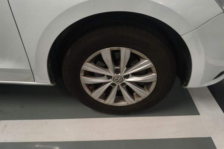 Used Volkswagen Bora 2018 1.5L Automatic Fashion Model Right Front Wheel Hub