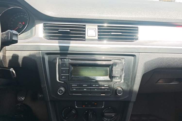 Used Volkswagen Bora 2018 1.5L Manual Fashion Model Audio And AC Panel