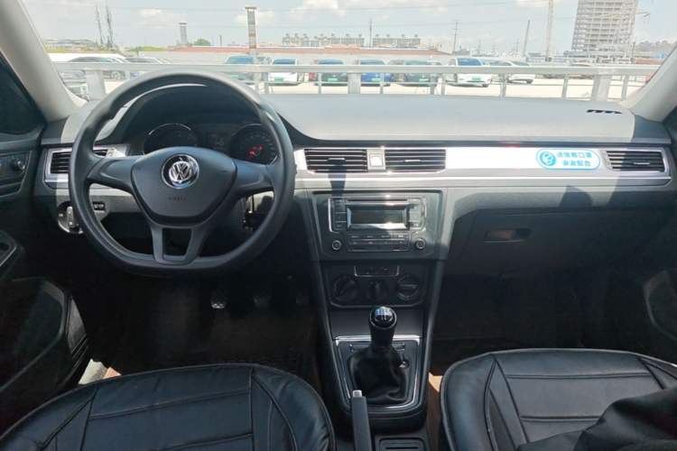 Used Volkswagen Bora 2018 1.5L Manual Fashion Model Center Console
