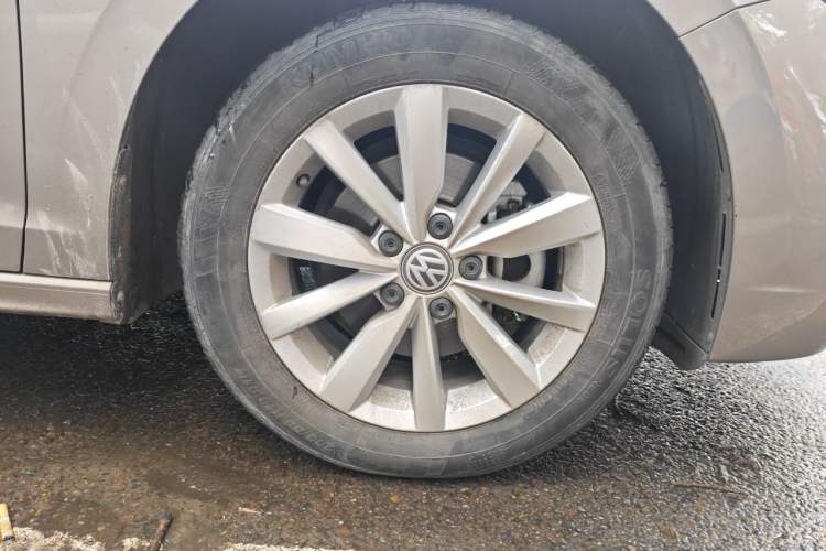 Used Volkswagen Bora 2019 280TSI DSG Elite Model Right Front Wheel Hub