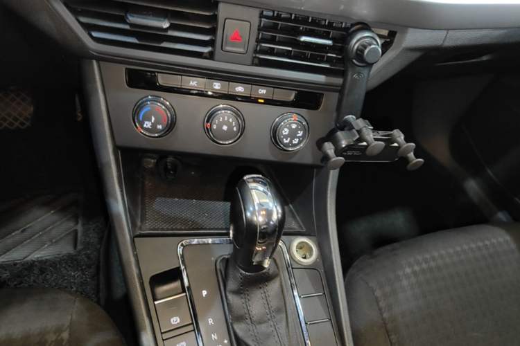 Used Volkswagen Bora 2019 1.5L Automatic Fashion Model Audio And AC Panel