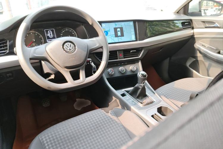 Used Volkswagen Bora 2019 Revised Version 1.5L Manual Fashion Edition China VI Standard Center Console