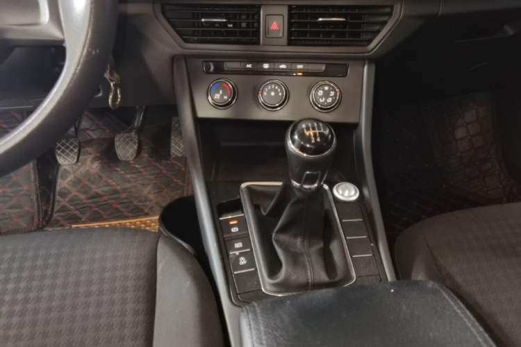 Used Volkswagen Bora 2019 Revised Version 1.5L Manual Fashion Edition China VI Standard Gear Lever
