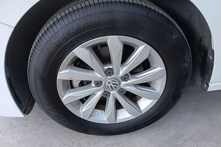 Used Volkswagen Bora 2019 Revised Version 1.5L Automatic Fashionable Style China VI Left Front Wheel Hub