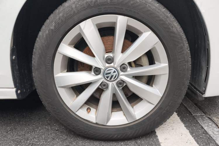 Used Volkswagen Bora 2019 280TSI DSG Elite Model Right Front Wheel Hub