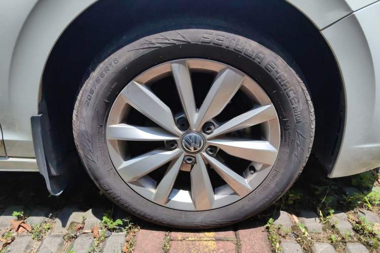Used Volkswagen Bora 2019 1.5L Automatic Comfort Model Right Front Wheel Hub