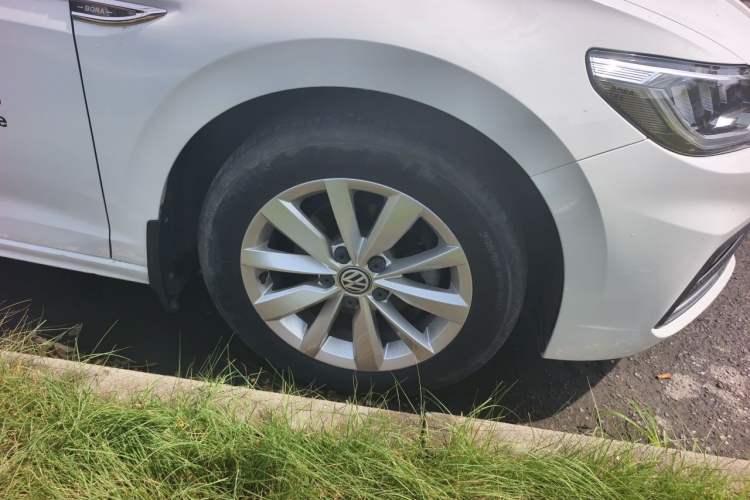 Used Volkswagen Bora 2019 1.5L Manual Comfort Version Right Front Wheel Hub