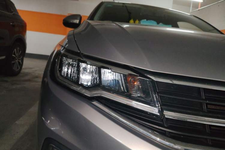 Used Volkswagen Bora 2019 Revised Version 1.5L Automatic Comfort Edition China VI Standard Right Front Headlight