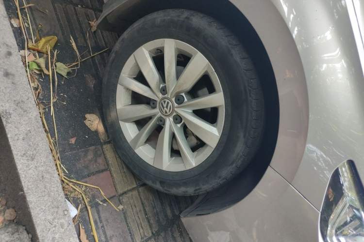 Used Volkswagen Bora 2019 1.5L Manual Comfort Version Right Front Wheel Hub