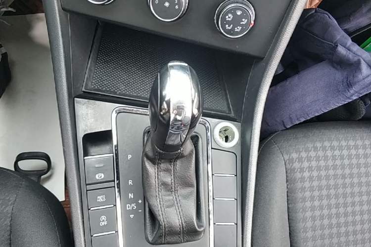 Used Volkswagen Bora 2020 1.5L Automatic Fashion Edition Gear Lever