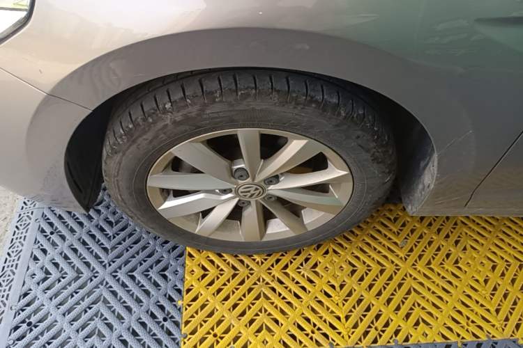 Used Volkswagen Bora 2020 280TSI DSG Elite Edition Left Front Wheel Hub