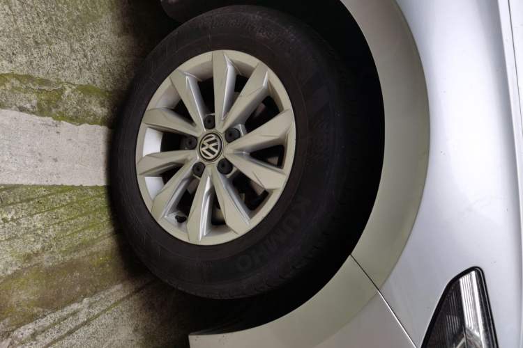 Used Volkswagen Bora 2020 1.5L Manual Fashion Edition Right Front Wheel Hub