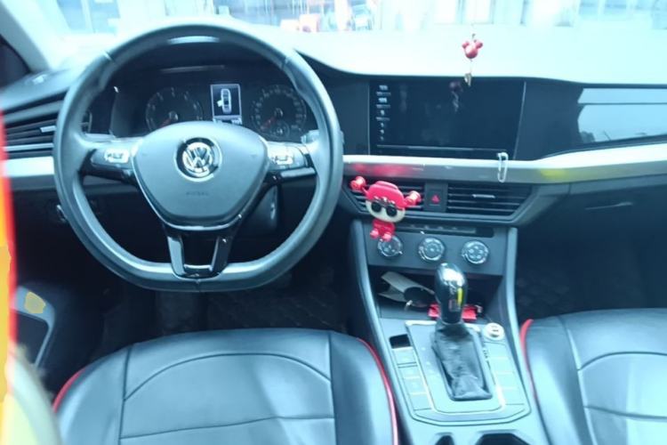 Used Volkswagen Bora 2020 1.5L Automatic Fashion Edition Center Console