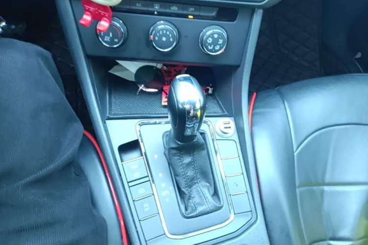 Used Volkswagen Bora 2020 1.5L Automatic Fashion Edition Gear Lever