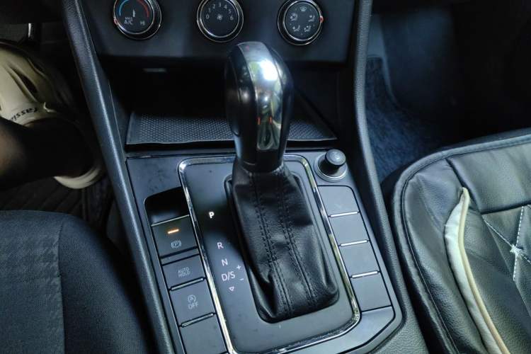Used Volkswagen Bora 2020 1.5L Automatic Fashion Edition Gear Lever