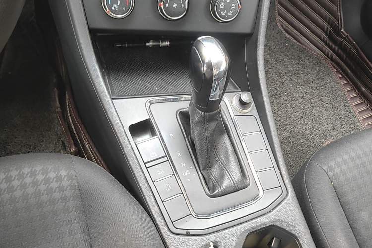 Used Volkswagen Bora 2020 1.5L Automatic Fashion Edition Gear Lever