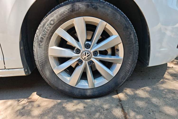 Used Volkswagen Bora 2020 1.5L Manual Comfort Version Right Front Wheel Hub