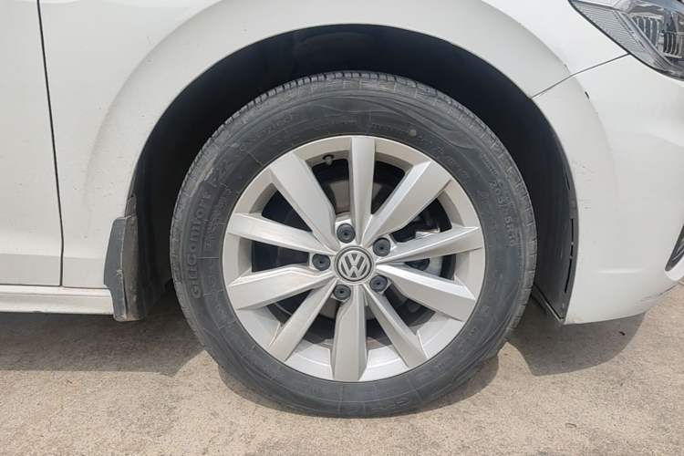 Used Volkswagen Bora 2020 1.5L Automatic Elite Version Right Front Wheel Hub