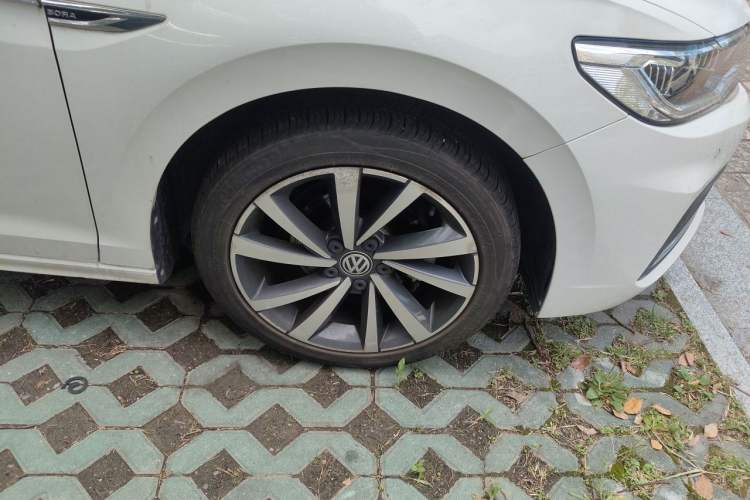 Used Volkswagen Bora 2020 1.5L Automatic Luxury Model Right Front Wheel Hub