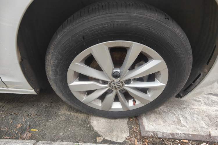 Used Volkswagen Bora 2020 280TSI DSG Elite Edition Right Front Wheel Hub