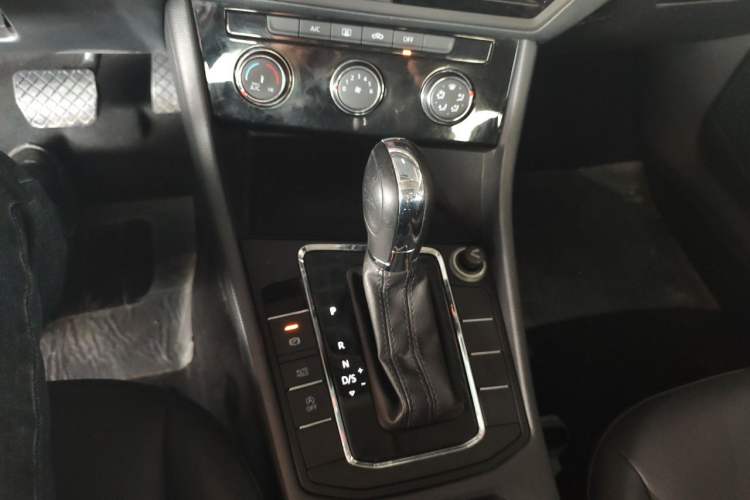 Used Volkswagen Bora 2021 1.5L Automatic Comfort Smart Connect Edition Gear Lever