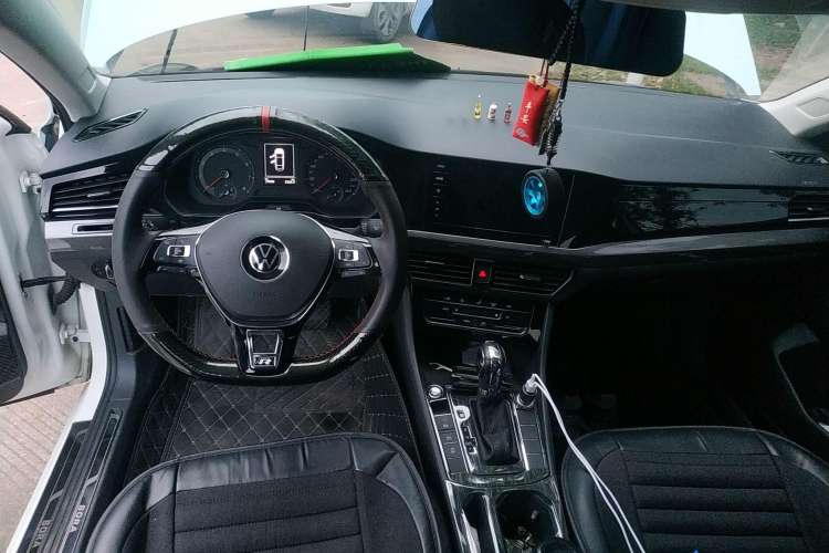 Used Volkswagen Bora 2021 1.5L Automatic Elite Smart Connect Edition Center Console