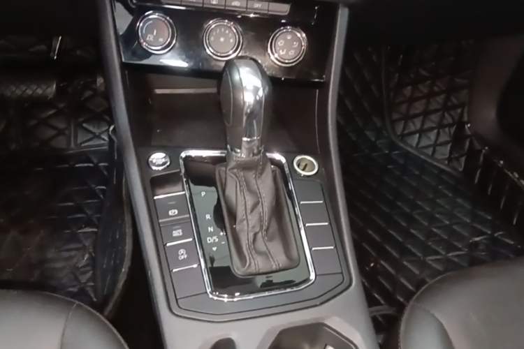 Used Volkswagen Bora 2021 1.5L Automatic Comfort Smart Connect Edition Gear Lever