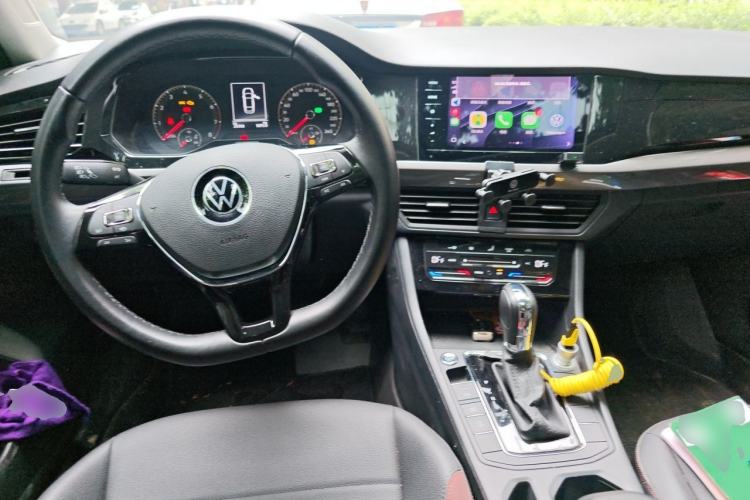 Used Volkswagen Bora 2021 1.5L Automatic Elite Smart Connect Edition Center Console