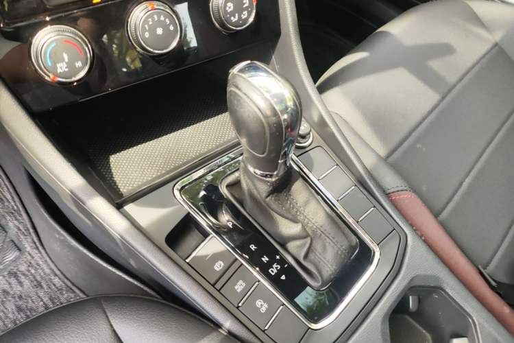 Used Volkswagen Bora 2021 1.5L Automatic Comfort Smart Connect Edition Gear Lever