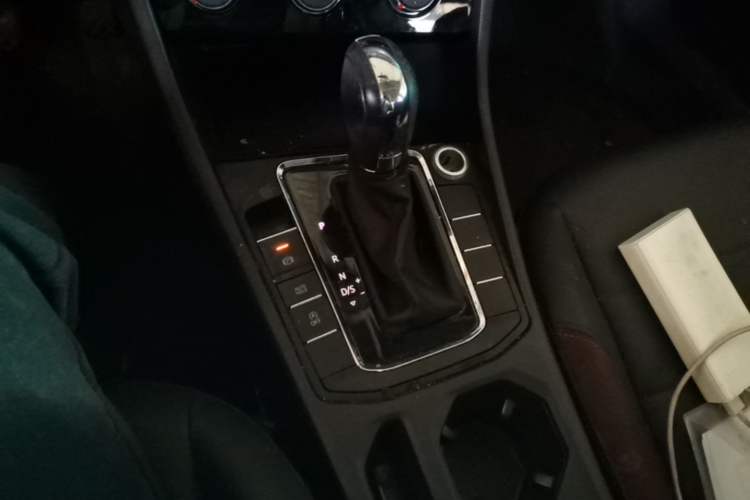Used Volkswagen Bora 2021 1.5L Automatic Comfort Smart Connect Edition Gear Lever
