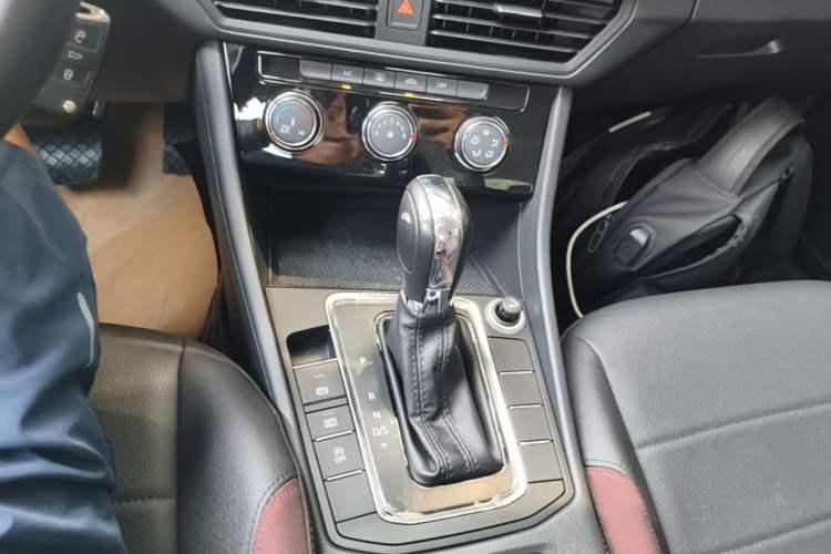 Used Volkswagen Bora 2021 1.5L Automatic Comfort Smart Connect Edition Gear Lever