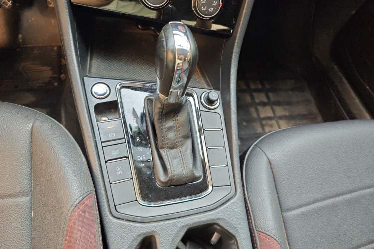 Used Volkswagen Bora 2021 1.5L Automatic Comfort Smart Connect Edition Gear Lever