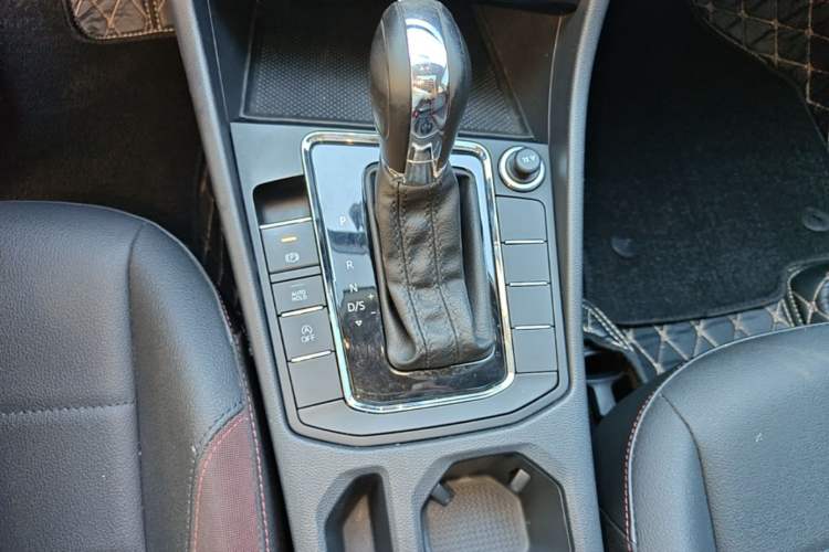 Used Volkswagen Bora 2021 1.5L Automatic Comfort Smart Connect Edition Gear Lever